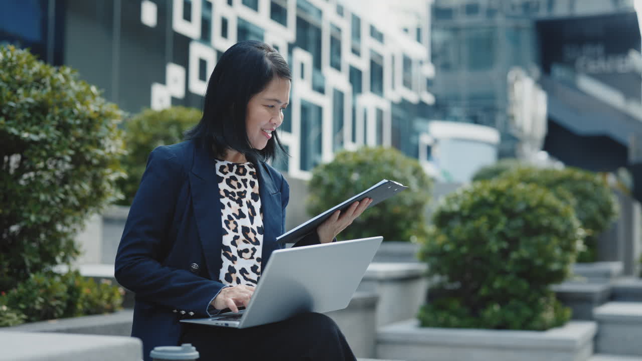 야외 에서 일 하는 사업가