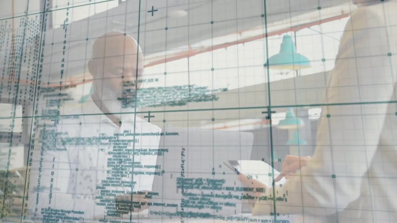 Vertikales Video: Tablet-Präsentation, Frau tippt, während Mann Unterlagen in einem Großraumbüro prüft, Overlay.