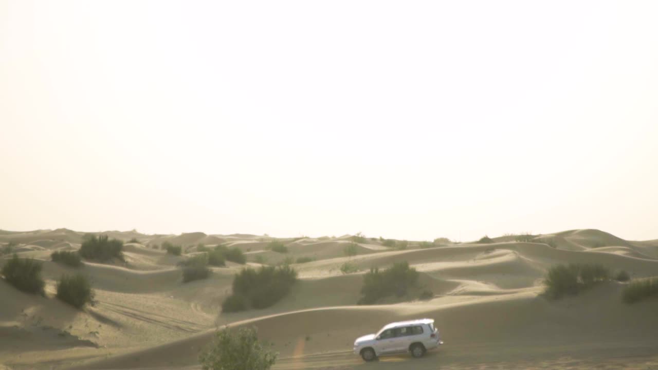 conduciendo en dunas de arena a cámara lenta