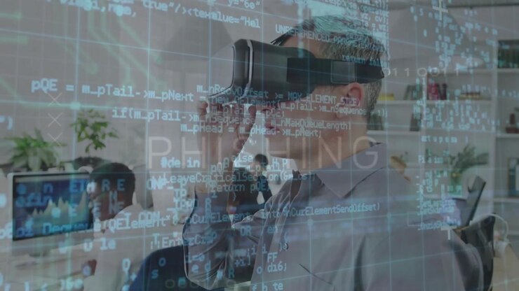 Moden mand, der løfter et VR-headset og ser et kode-overlay på kontoret, der viser visuelle tegn på phishing-trusler.