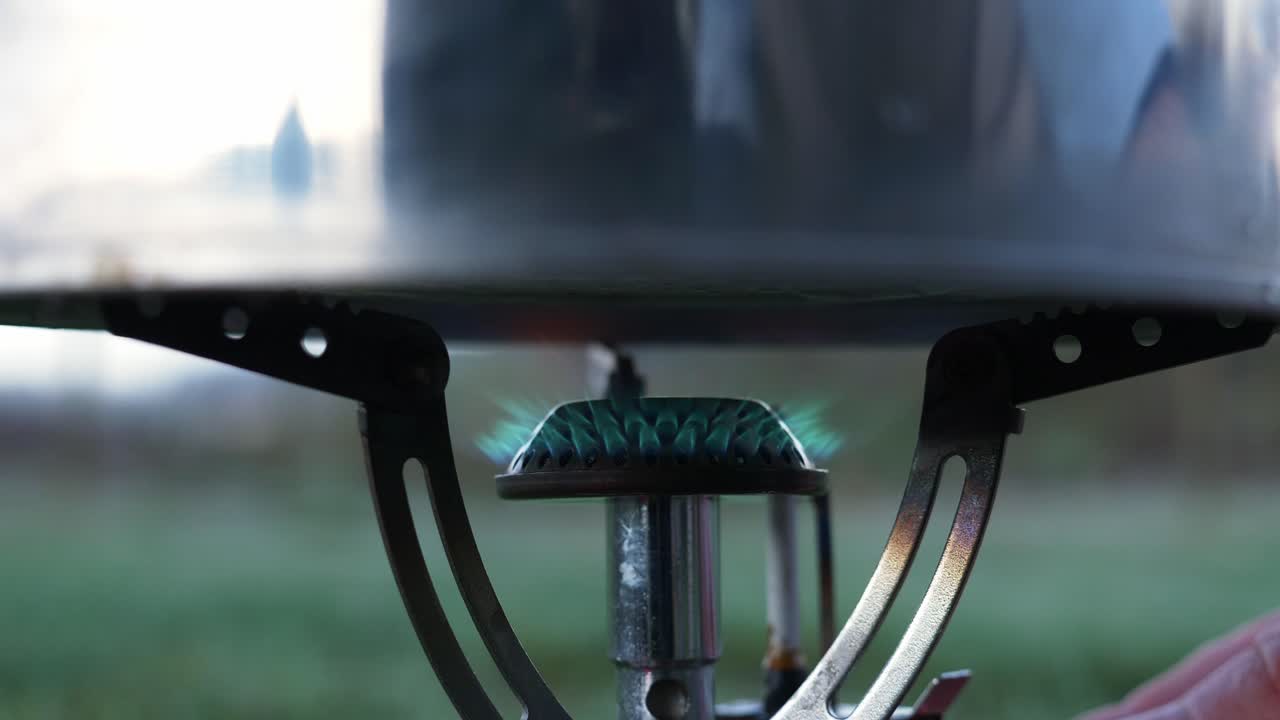 가스레인지 위의 철 냄비 - 사람이 즉시 요리하기 위해 스토브에 불을 세웁니다.