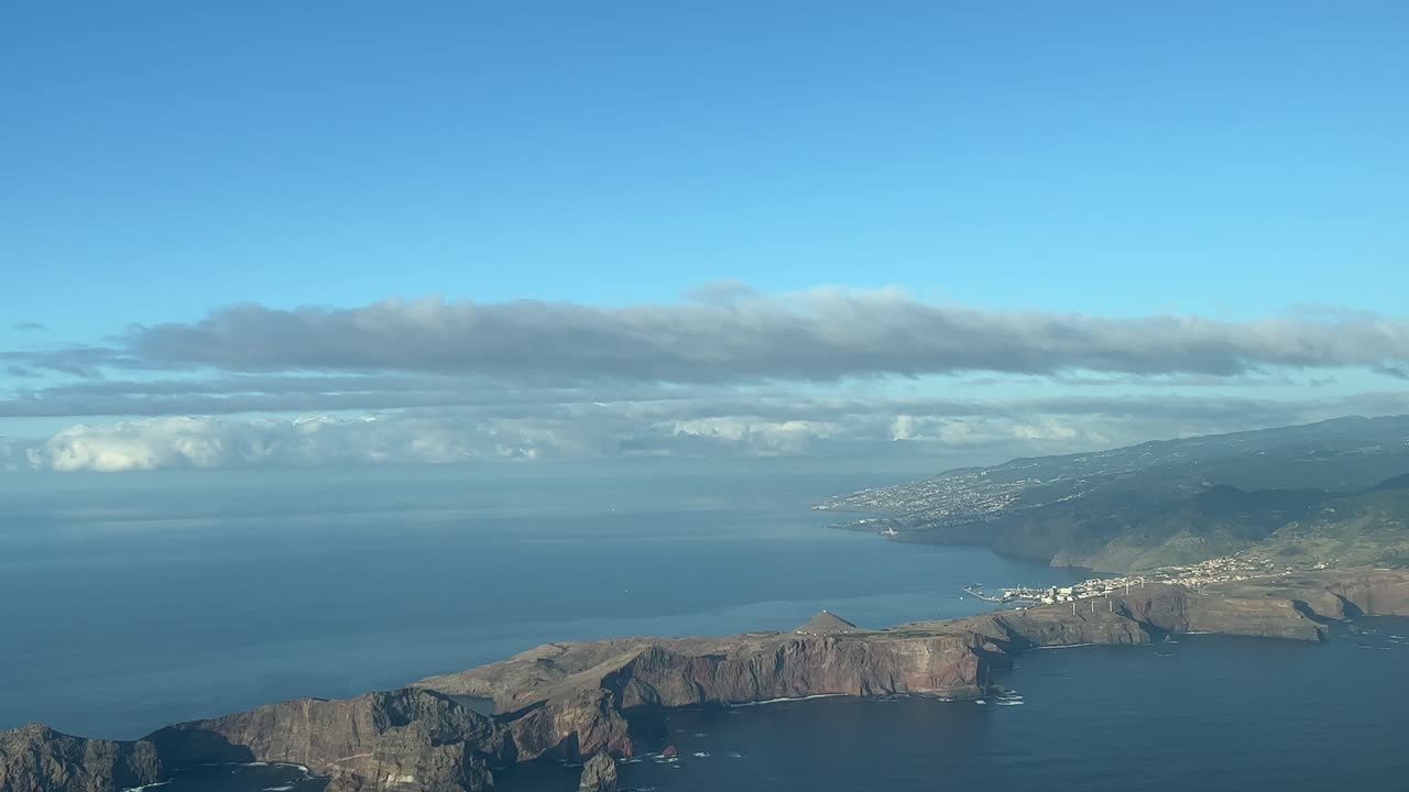 Approaching Funchal airport, Madeira : a real time pilot&rsquo;s point of view