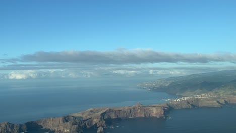 Approaching-Funchal-airport,-Madeira-:-a-real-time-pilot’s-point-of-view