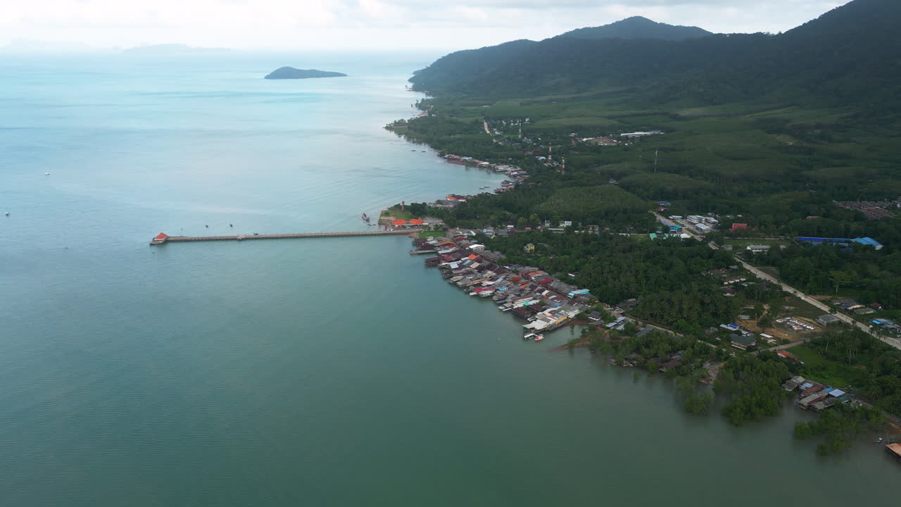 establecer una visión aérea del muelle y la costa de koh lanta, día nublado por el océano