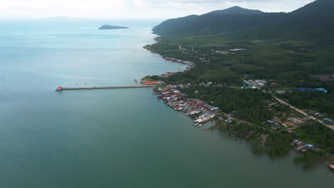 Vista-Aérea-Del-Muelle-Y-La-Costa-De-Koh-Lanta,-Día-Nublado-Junto-Al-Océano