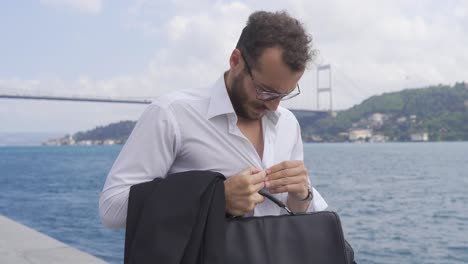 un hombre de negocios tratando de llegar al trabajo.