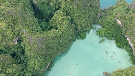 Imágenes-De-Drones-De-La-Laguna-De-La-Isla-De-Hong-Con-Barcos-Navegando-A-Través-7