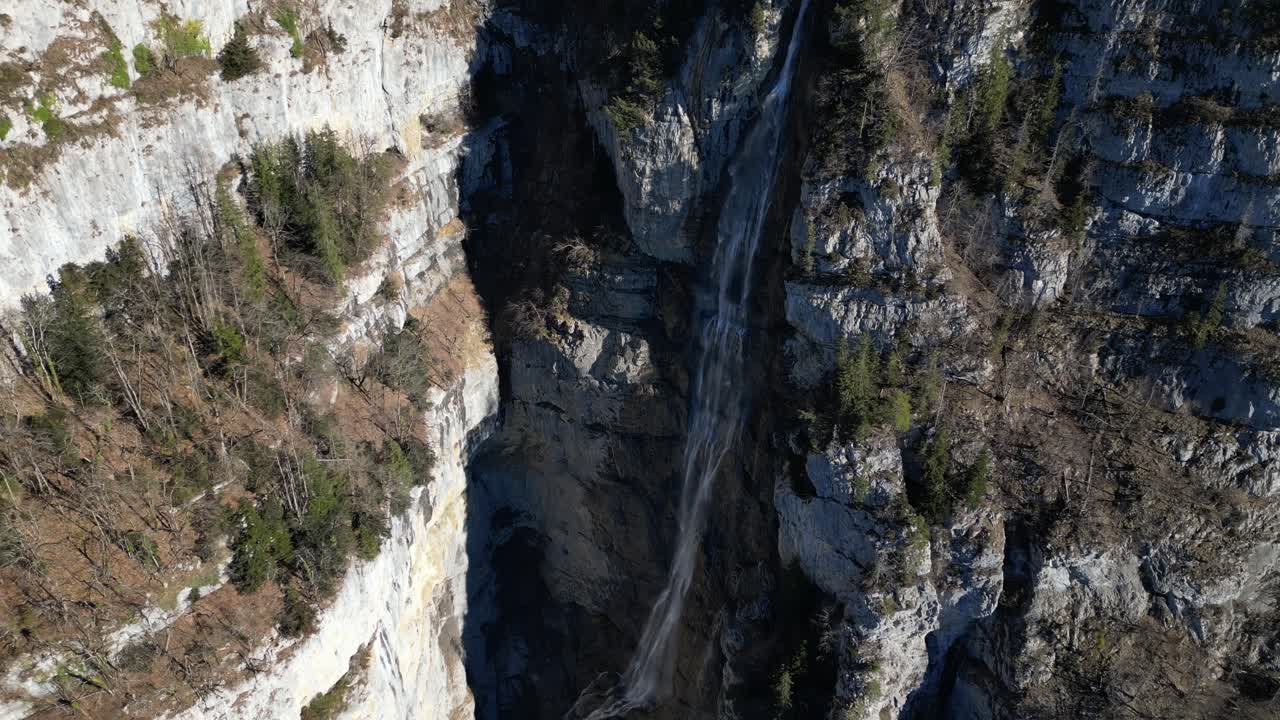 스위스 암덴 비센 (amden weissen) - 알프스 산맥의 절벽에서 떨어지는 경치 좋은 폭포.