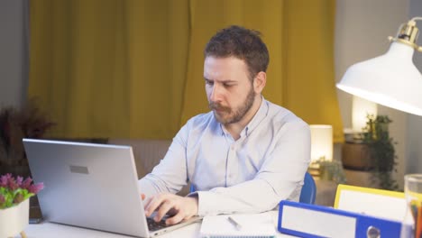 Hombre-Trabajador-De-Oficina-En-Casa-Trabajando-Seriamente-Y-Concentrado.