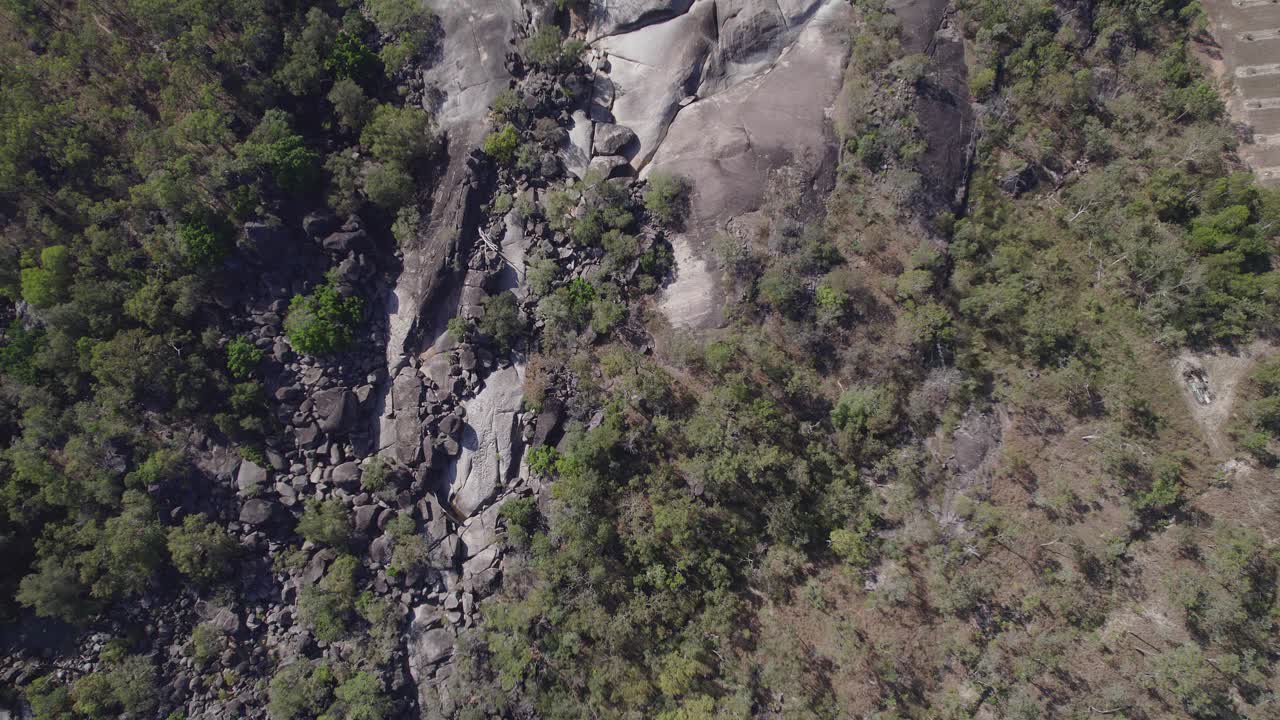 vista de arriba hacia abajo del parque natural granite gorge en qld, australia durante el verano - toma aérea de drones