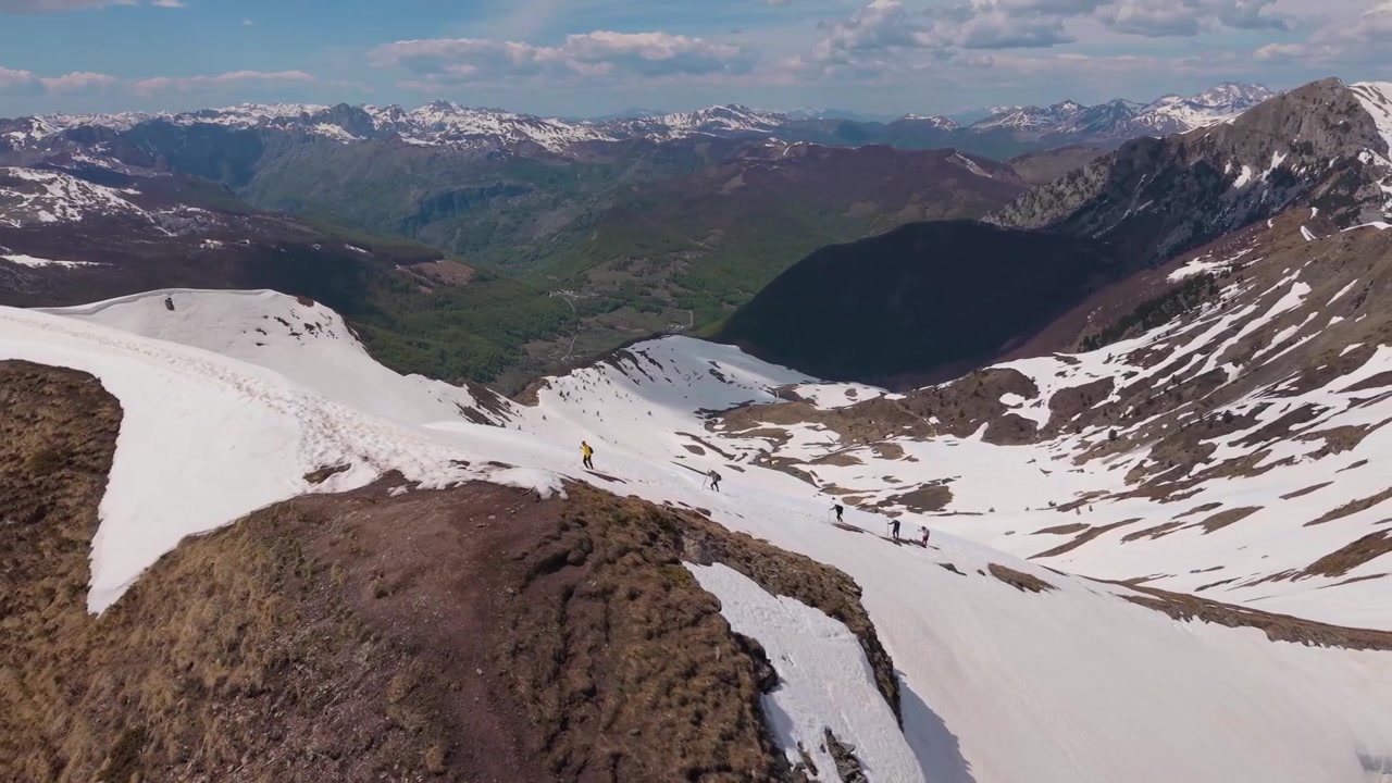 Incredibile video con drone di Maja e Vajushës coperta di neve nell'Albania settentrionale