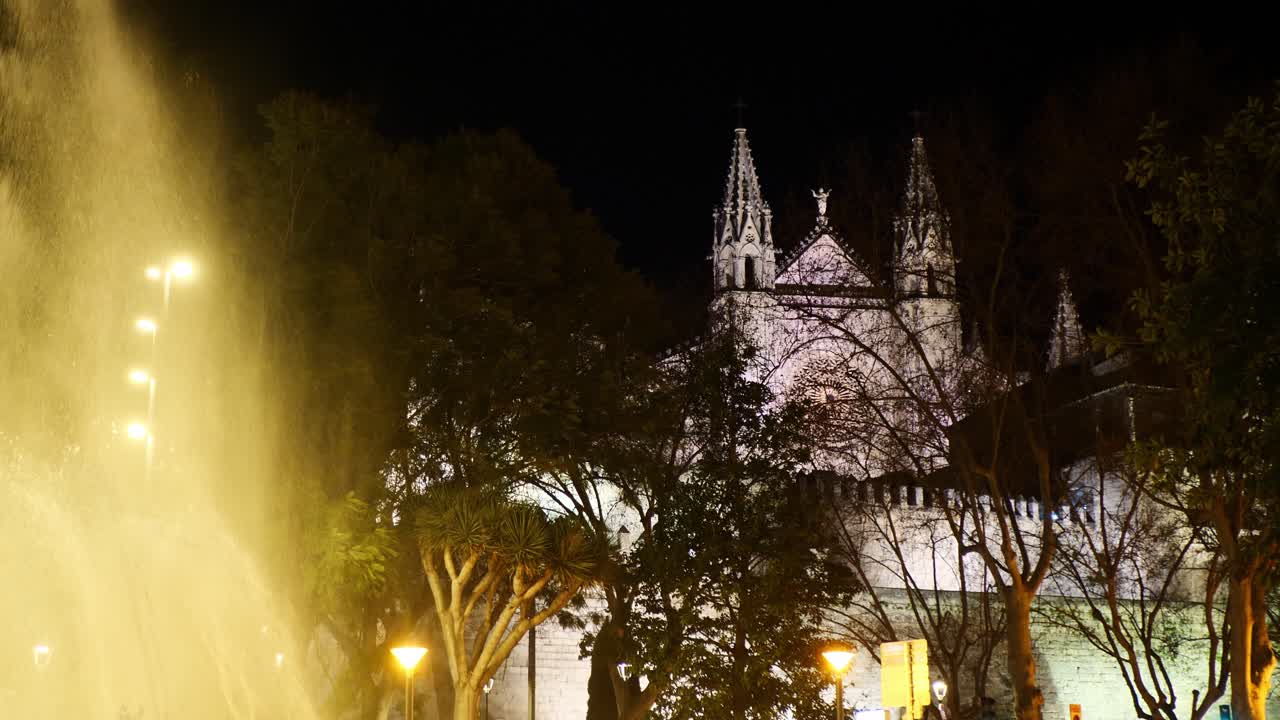 La cattedrale di Palma di Maiorca di notte, vista dalla fontana di Piazza della Regina in una giornata ventosa. Spagna.