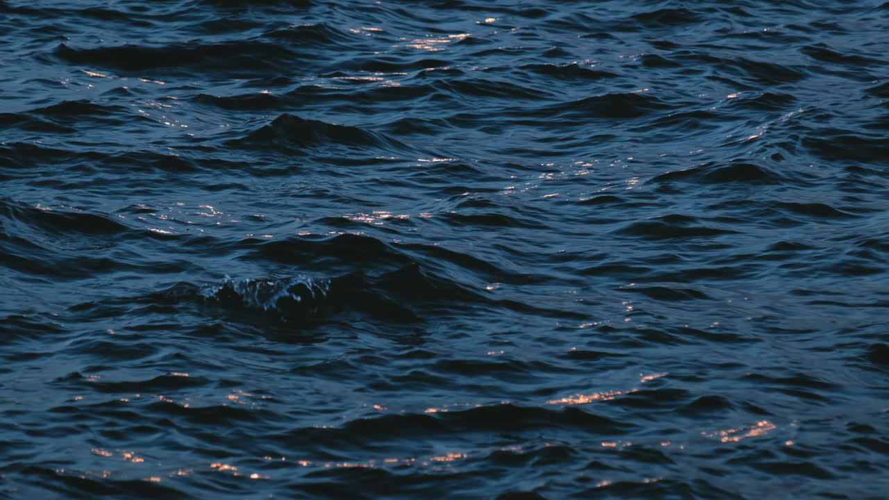 cámara lenta de la superficie del agua de mar azul