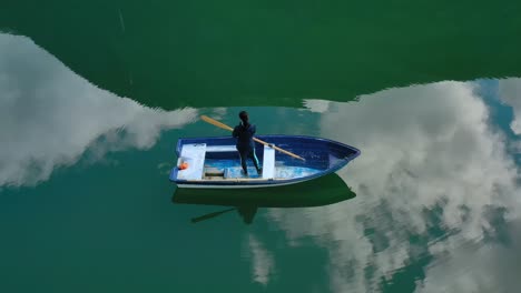 Una-Mujer-En-El-Barco-Pesca-Un-Pez-Girando-En-Noruega.