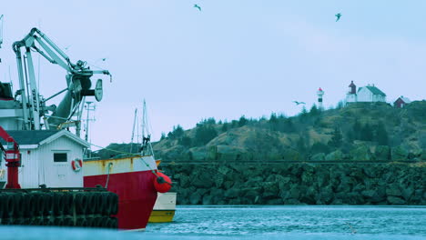 un faro y un barco de pesca en las islas lofoten, noruega