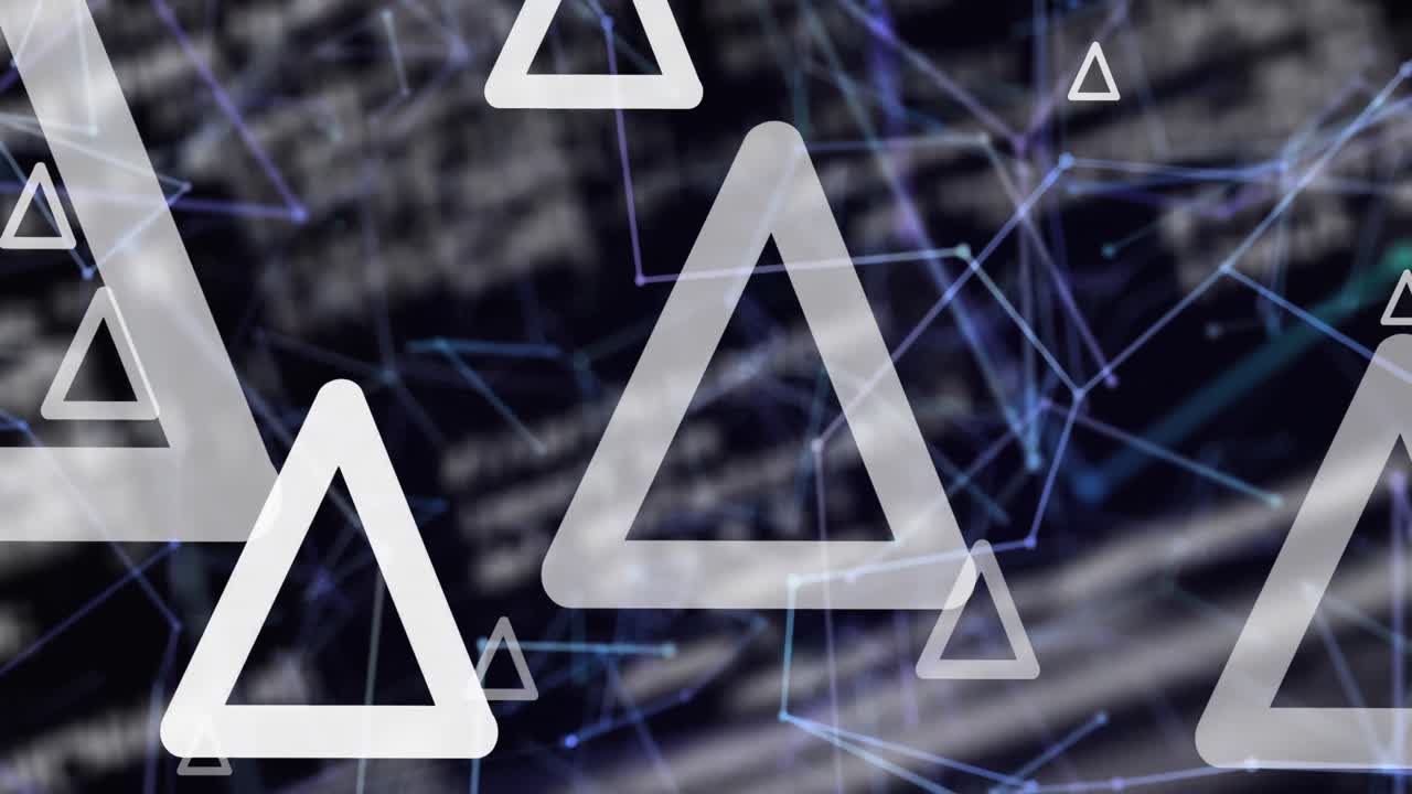 animación de triángulos a través de una red de conexiones y procesamiento de datos sobre fondo negro.