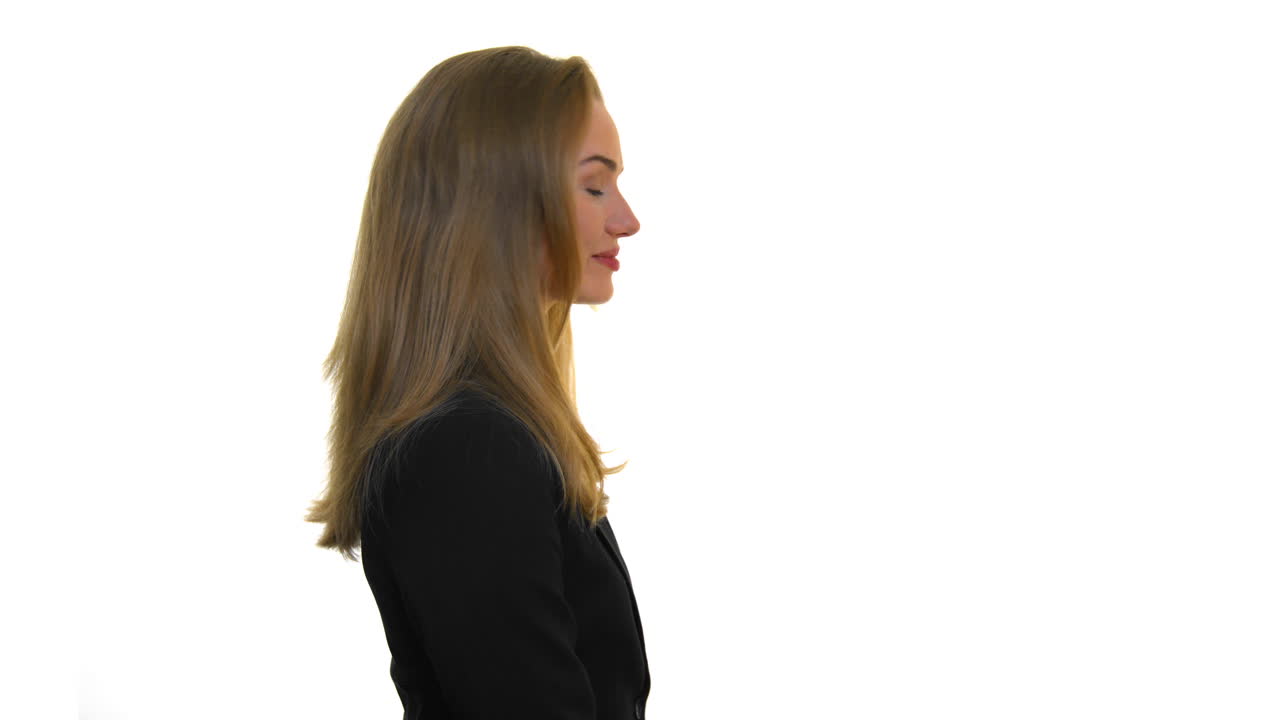 카메라 옆에 서 있는 행복한 사업가가 미소를 지으며 카메라를 쳐다본다