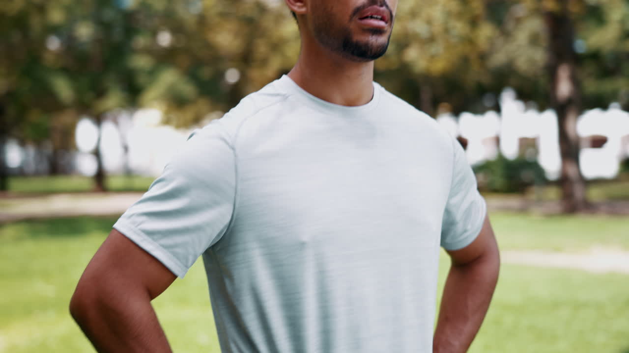 entrenamiento en el parque, cara y hombre cansado de cardio