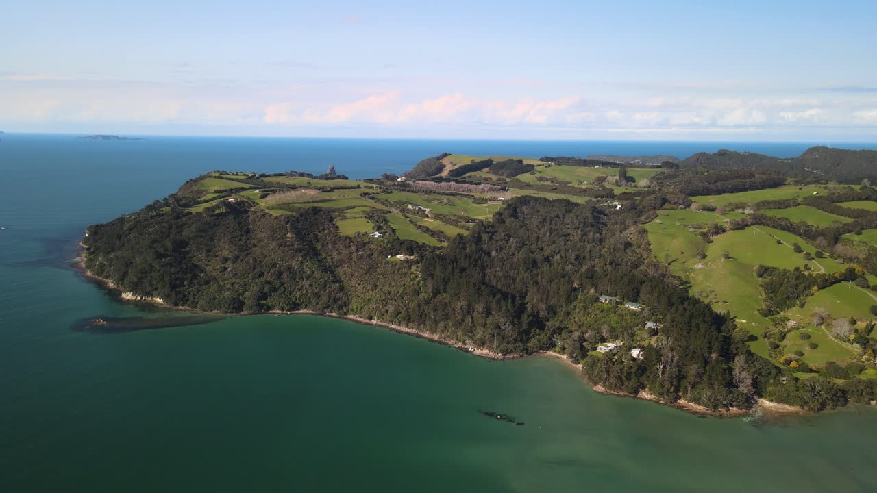 acantilados de la península de coromandel, nueva zelanda