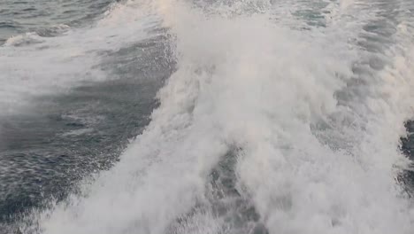 Estela-De-Agua-Vista-Desde-Atrás-De-Un-Bote-De-Motor-En-Movimiento-Rápido-En-Un-Día-De-Cielo-Despejado,-Mar-Azul,-Superficie-De-Agua