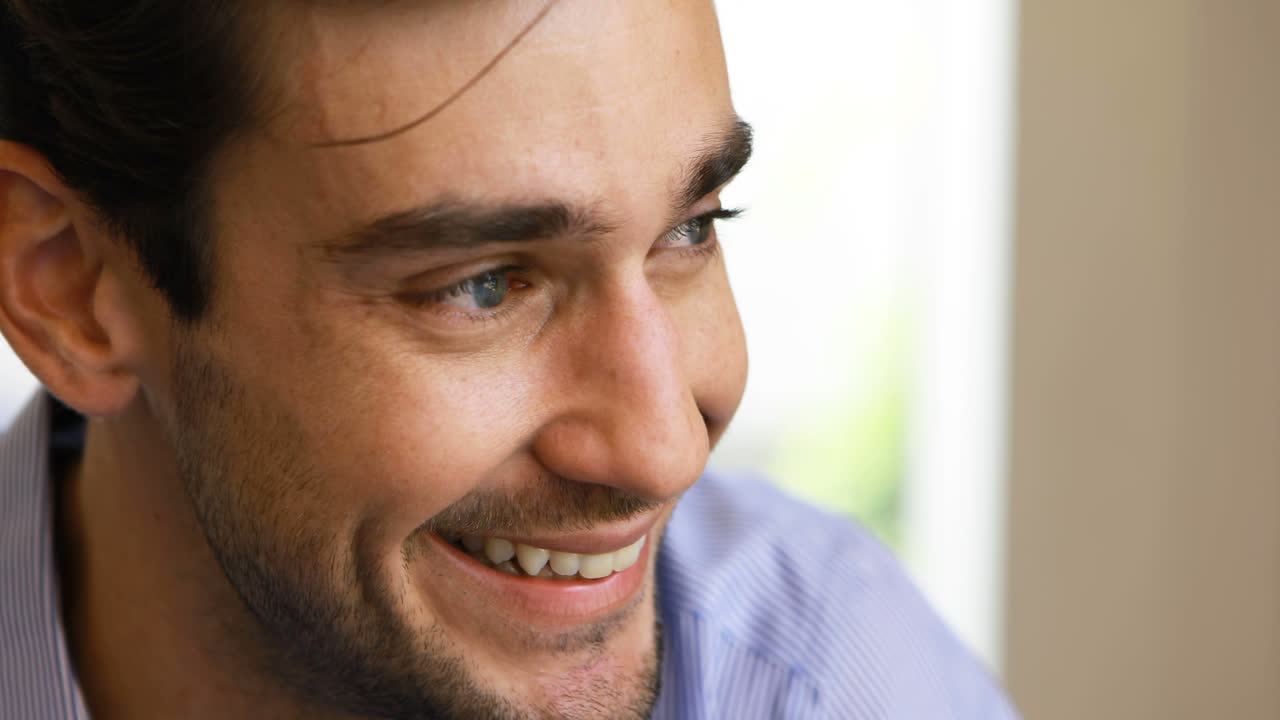 오피스 4k에서 미소 짓는 남성 임원