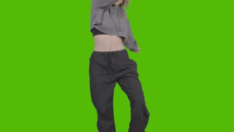 Nahaufnahme-Studioaufnahme-Einer-Jungen-Frau,-Die-Spaß-Beim-Tanzen-Gegen-Green-Screen-Hat-1