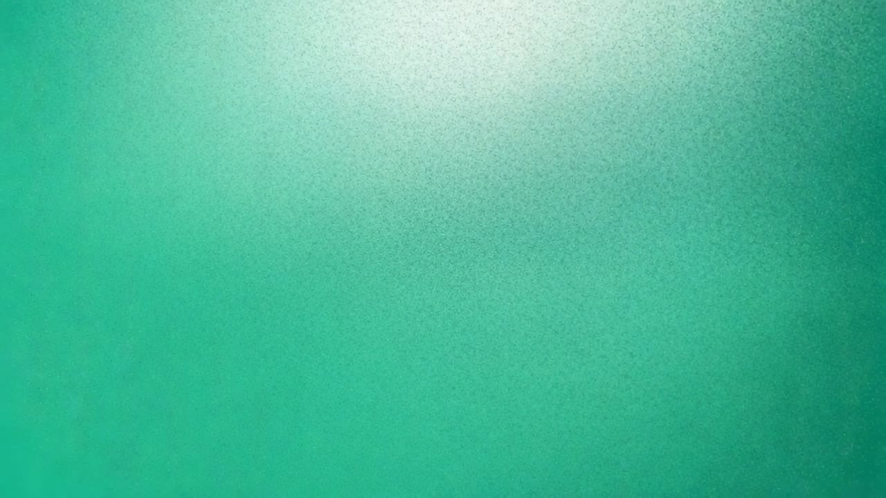 청록색 타원이 나타나 확장하며 클로즈업 프레임을 가득 채우고, 상단 하이라이트와 함께 점박이 질감을 드러냅니다.