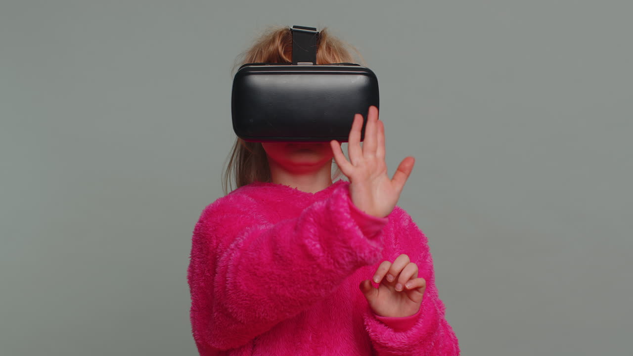 niña preadolescente usando una aplicación de auriculares para jugar a un juego de simulación viendo video en realidad virtual en 3d