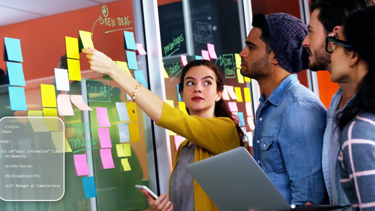 Facilitatore che posiziona post-it sul vetro per una sessione di pianificazione del prodotto mentre le sovrapposizioni di codice si spostano