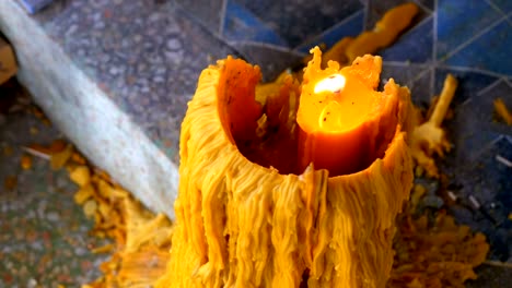 grandes velas arden en el templo budista del edén y el infierno.