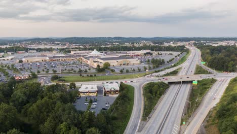 Luftrotations-Hyperlapse,-Zeitraffer,-Der-Ein-Großes-Einkaufszentrum-Und-Den-Autobahnverkehr-In-Lancaster,-Pennsylvania,-USA,-Enthüllt