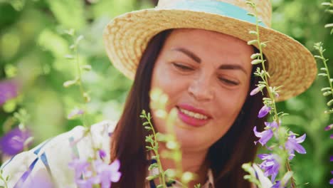 mujer jardinería con flores