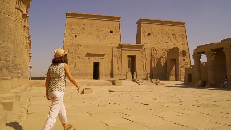 Donna che esplora il tempio di File in Egitto