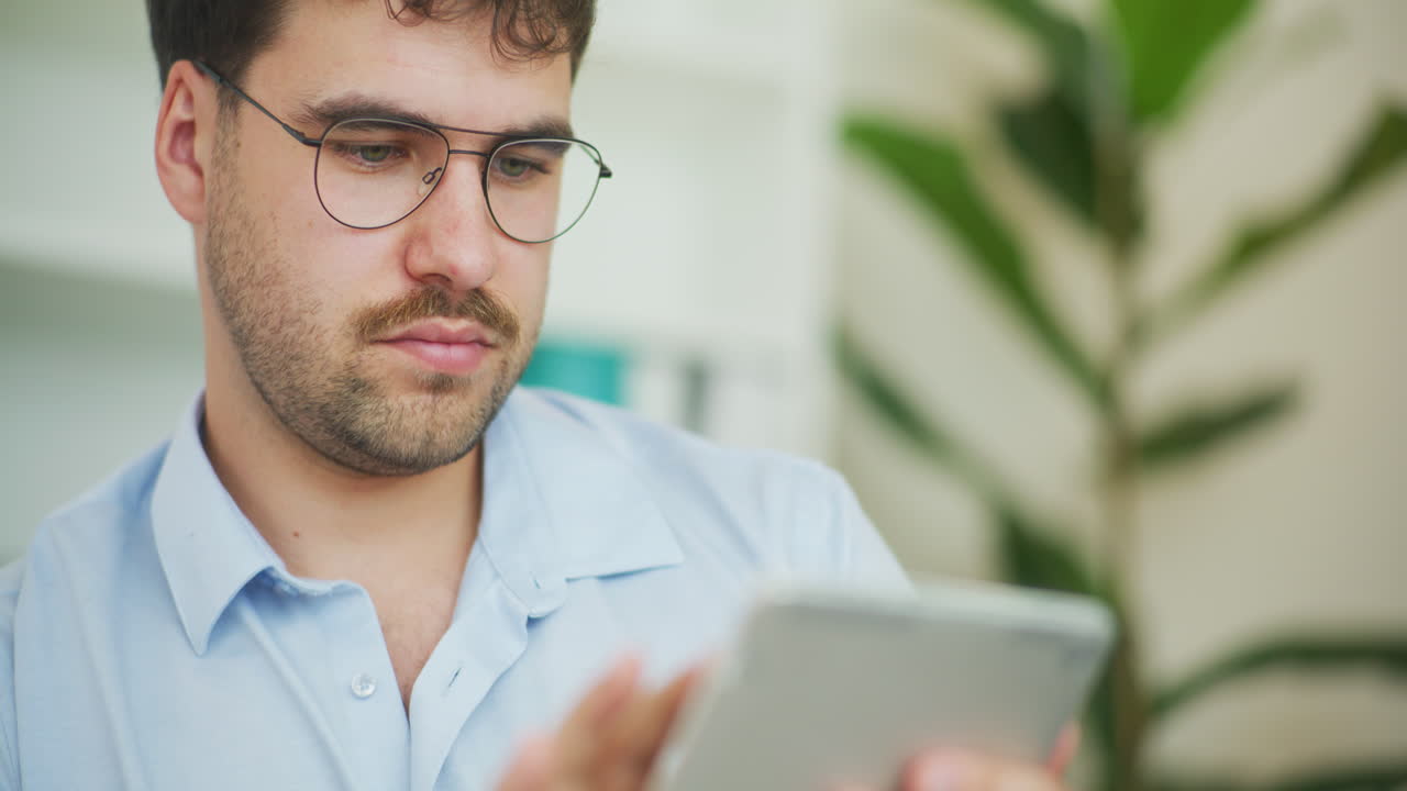 el hombre trabaja en línea en una tableta digital.
