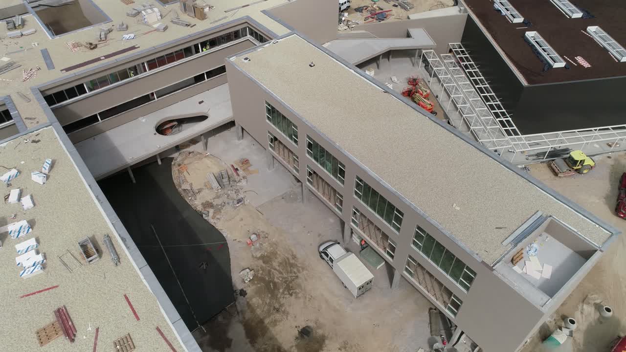 construcción de un nuevo edificio. trabajadores de la construcción en el techo