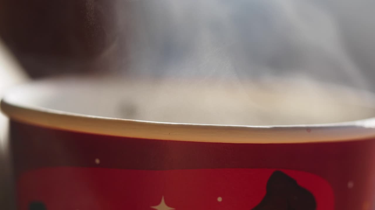 café caliente en taza de papel