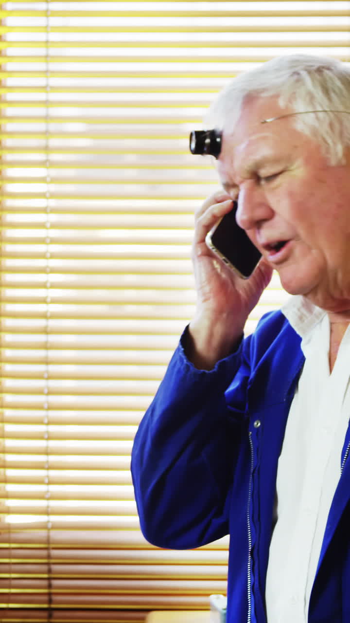 relojero hablando por teléfono móvil