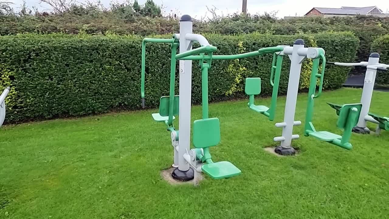 equipo deportivo de entrenamiento de fuerza de movilidad fuera del gimnasio en un patio de recreo público desocupado y no utilizado