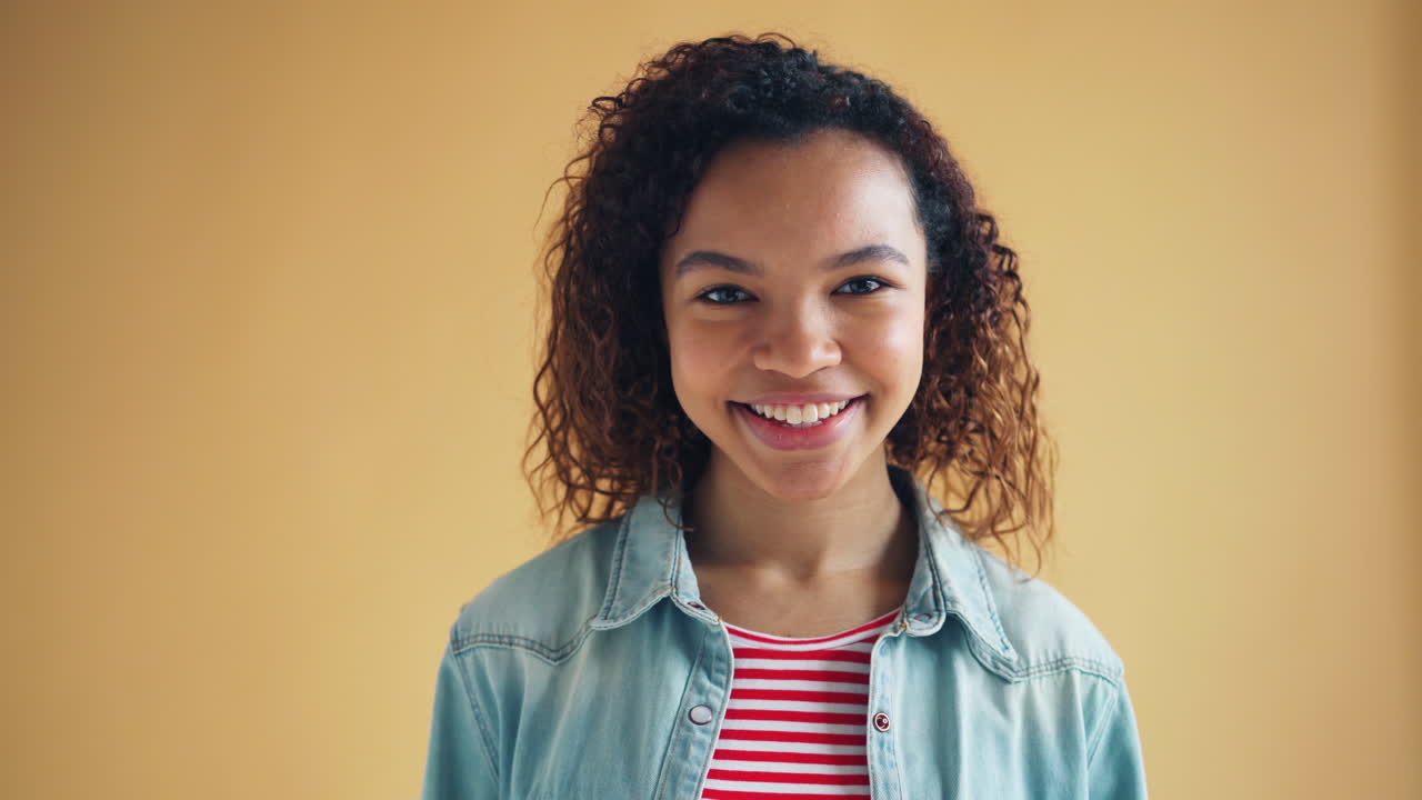 retrato de una mujer joven sonriente
