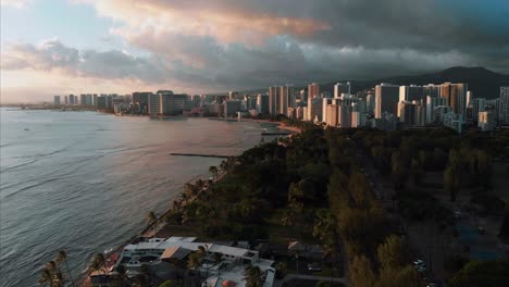 Aerial-drone-footage-of-Honolulu,-Hawaii