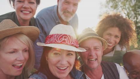 POV-Aufnahme-Einer-Gruppe-Reifer-Freunde,-Die-Auf-Einem-Campingplatz-Im-Freien-Für-Ein-Selfie-Posieren