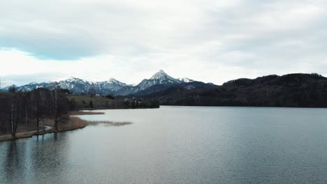 Drohnenaufnahme-Eines-Alpensees-In-Bayern,-Deutschland