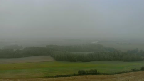 Luftaufnahmen-Aus-Der-Nähe-Von-Windpark,-Windmühle-Bei-Nebel,-Graue-Landschaft-Drumherum,-Erneuerbare-Energie-Auf-Freiem-Feld,-Unten-Naturlandschaft,-Grüne-Energie-Ist-Wichtig