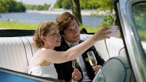 sólo una pareja casada en un coche descapotable