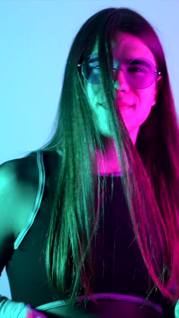 una mujer con gafas de sol