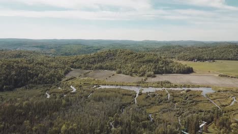 Magnífico-Vuelo-De-Drones-En-Un-Día-Soleado-Sobre-Las-Colinas-De-Gatineau-En-El-Interior-De-Wakefield,-Quebec,-Canadá