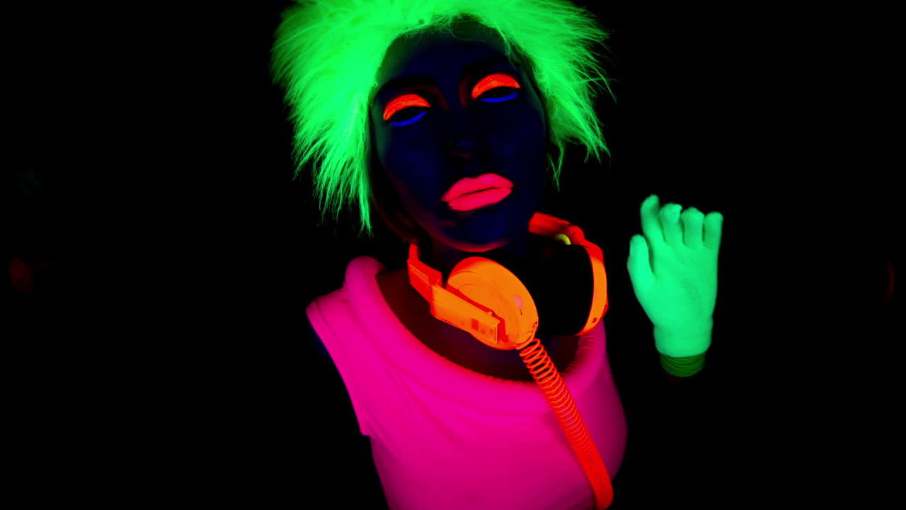 mujer que brilla intensamente 27