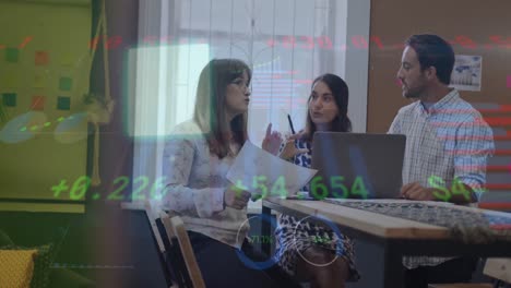 animación del procesamiento de datos sobre los empresarios caucásicos que trabajan en la oficina