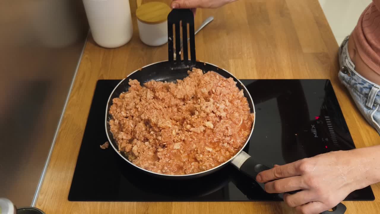 Cooking ground meat in a frying pan