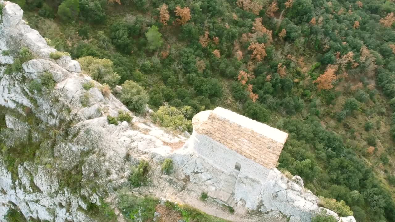estructura de la casa en el pico de la colina de cataluña españa